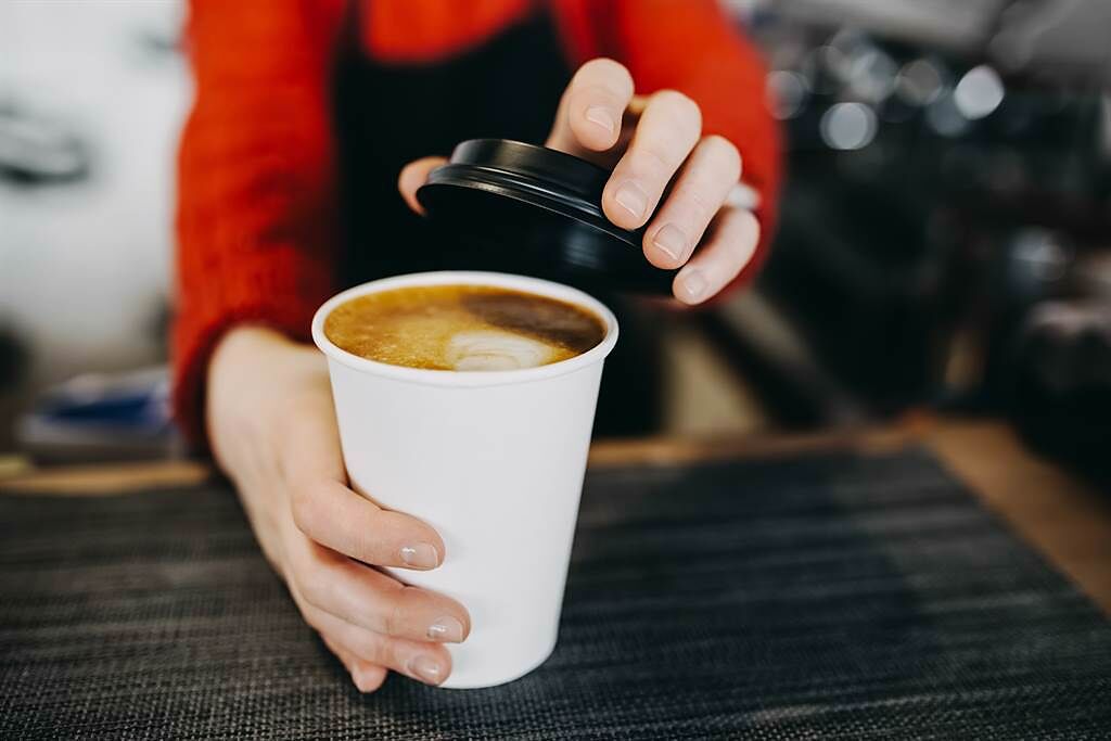 最新研究證實，喝咖啡不僅可降低心血管疾病機率，還能增加延長壽命的機率，但每天3杯最佳。(示意圖／shutterstock)