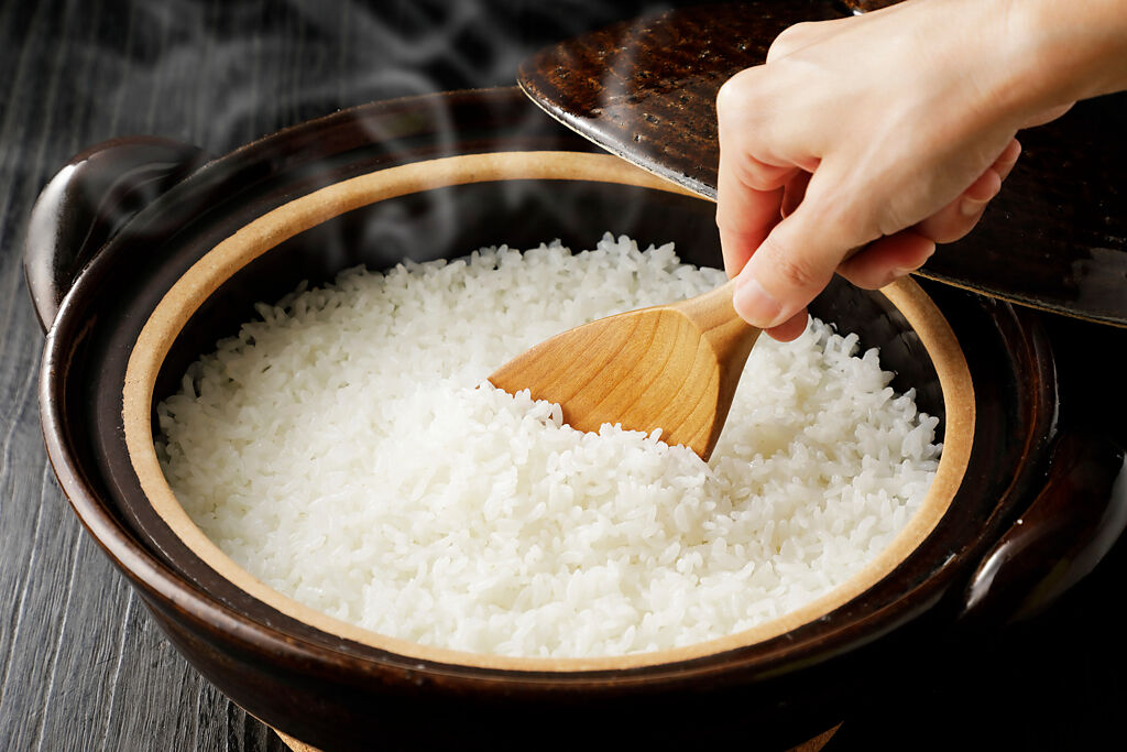 女顧客買米擺2個月「結塊」，想退貨遭拒氣炸。 （示意圖/Shutterstock提供）