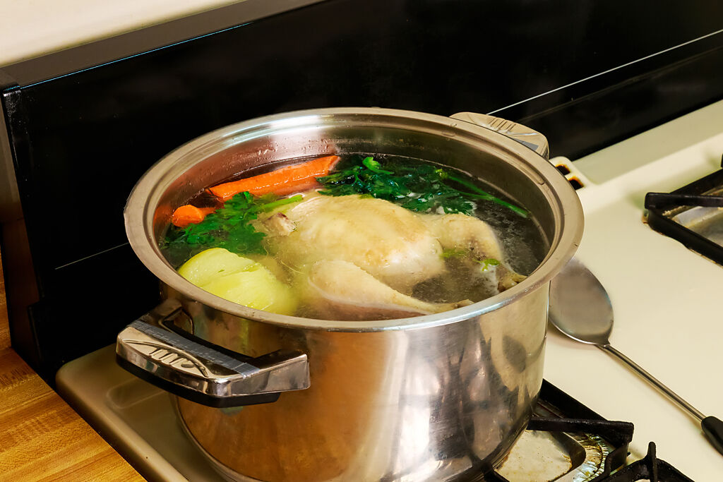一般人常有「熱菜不能直接放冰箱」的習慣，即讓食物在室溫下放涼後再放入冰箱。( 示意圖/ Shutterstock )