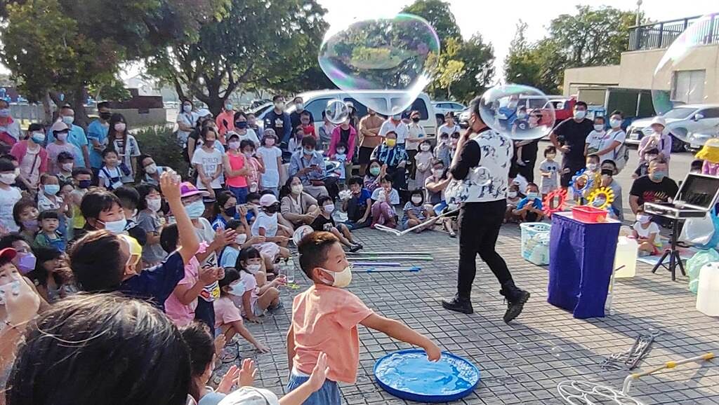 壓軸魔術泡泡趴下午開始，大批民眾大人帶著小孩，一起參與魔術泡泡party。(主辦單位提供)