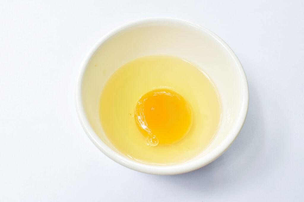 營養師提醒，生蛋液中的生蛋白會阻礙人體對生物素的吸收，進而造成掉髮現象。( 示意圖/ Shutterstock )