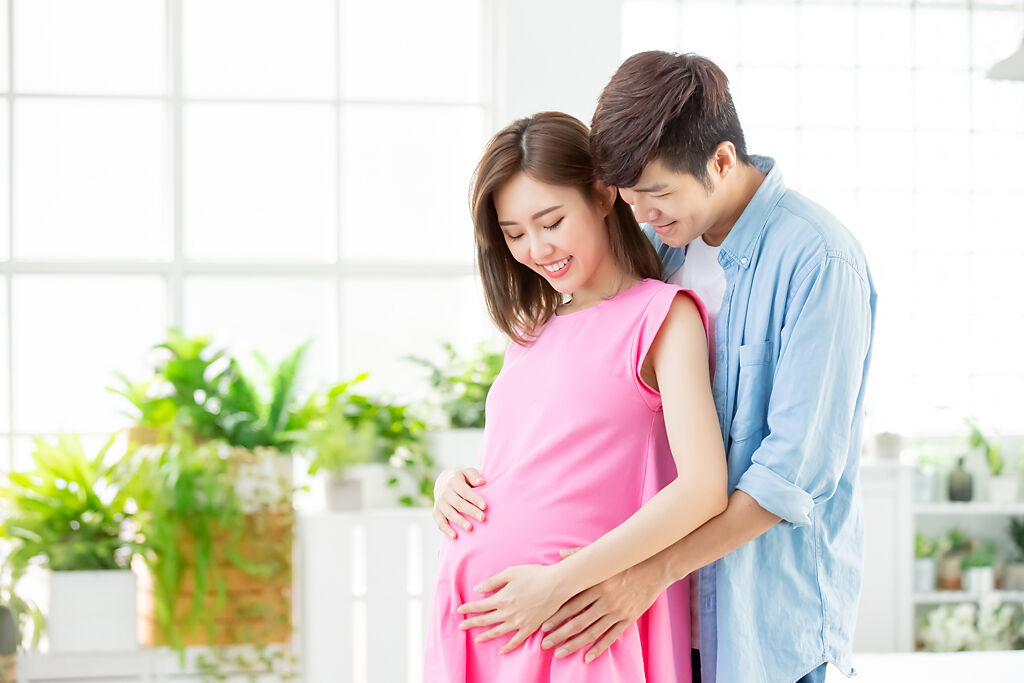 1名懷孕9個月的孕婦向婦產科名醫蘇怡寧問說，她至今仍每天與丈夫行房1到3次，每次都內射，她擔心前列腺液會刺激子宮收縮。（示意圖/shutterstock）