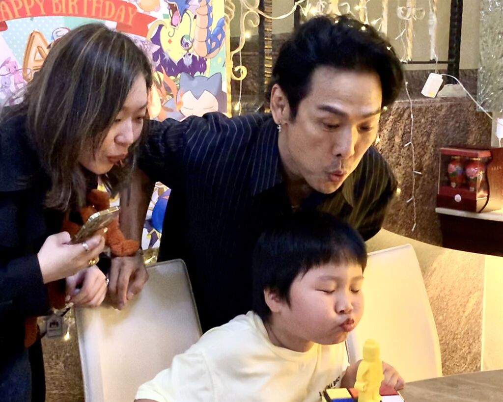 杜德偉跟太太和兒子AJ一起吹生日蠟燭。（滾動工作室提供）