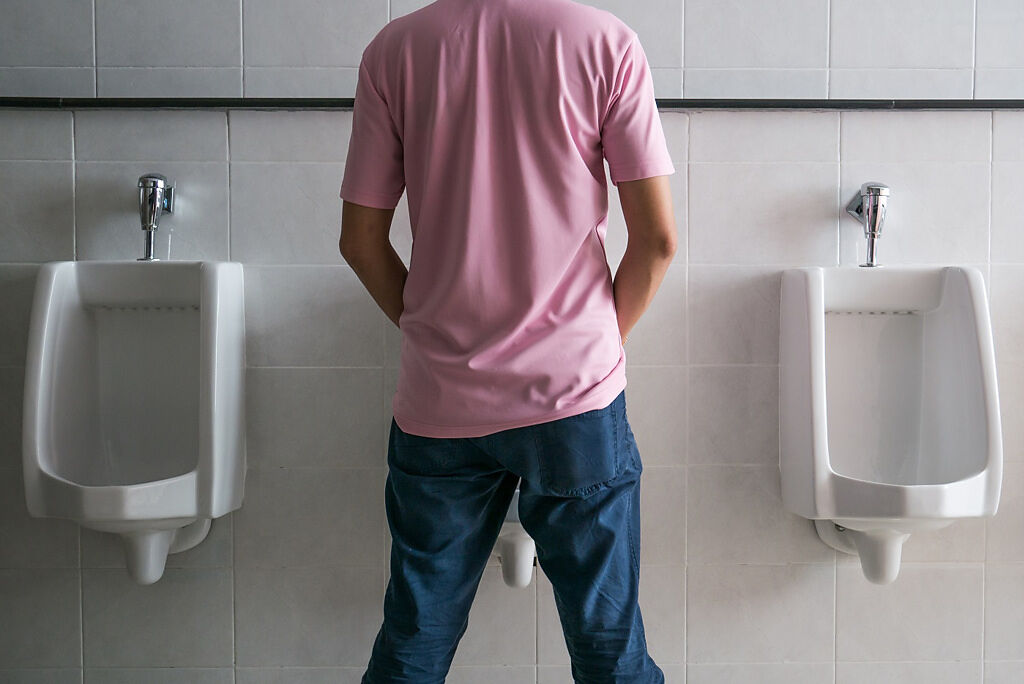 隨著年紀增長，頻尿問題也更加常見，讓人羞於啟齒，甚至影響生活品質。( 示意圖/ Shutterstock )