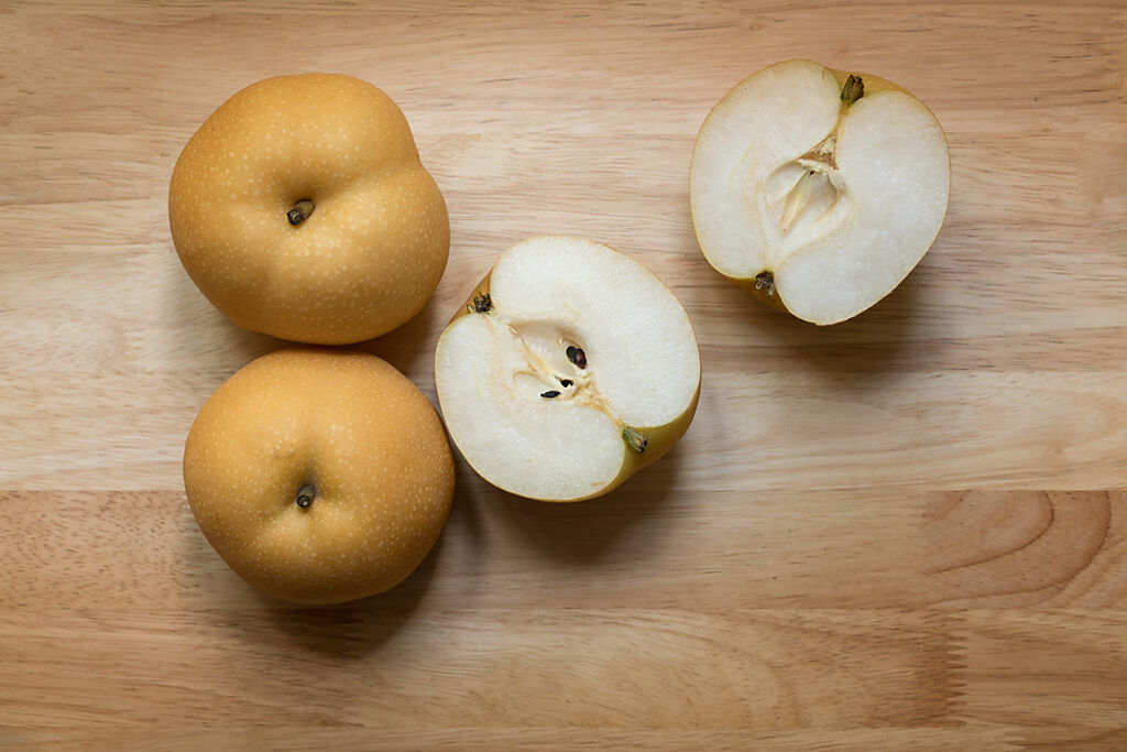 一名女網友的婆婆認為一家人不能共吃一顆水梨，不然會分「離」。（圖／Shutterstock）