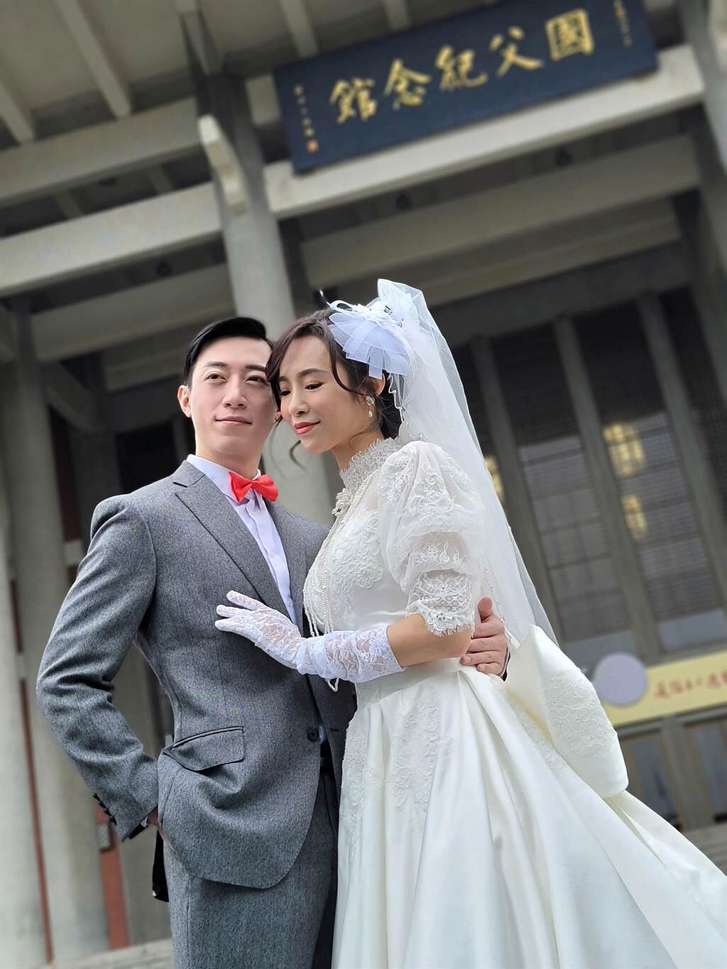 康茵茵及呂紹齊為戲到國父紀念館拍婚紗照。（全民大劇團提供）