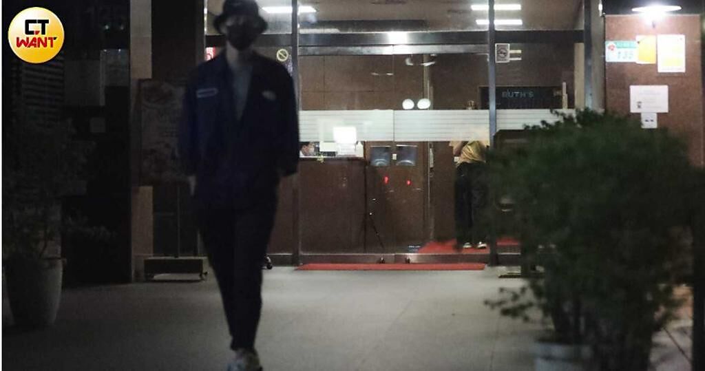 仔細一看，胡宇威走出餐廳所在的大樓外，而陳庭妮還躲在後頭的玻璃門內。（圖／本刊攝影組）