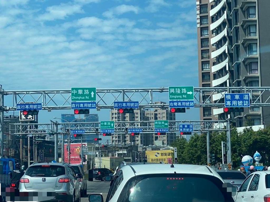 新竹縣路口設12紅綠燈號誌。（圖／翻攝自路上觀察學院）
