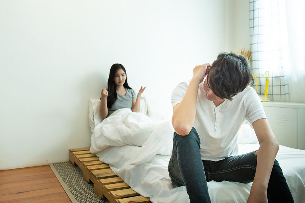夫妻吵架用一塊白布將雙人床區隔成2個單人床，爆笑畫面引起討論。（圖／shutterstock）