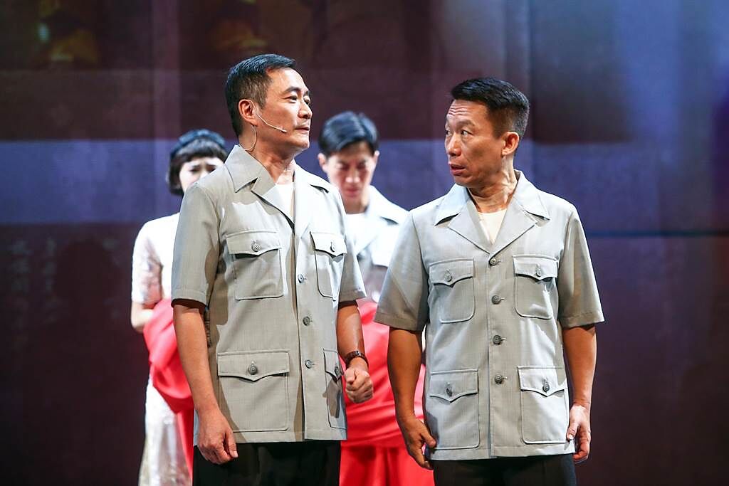 郭子乾（右）和湯志偉在舞台劇中飆戲。（鄧博仁攝）