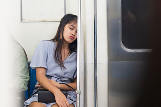 搭捷運一旁寶寶狂哭！OL換車廂睡母竟追上搖醒問：妳討厭我的小孩？