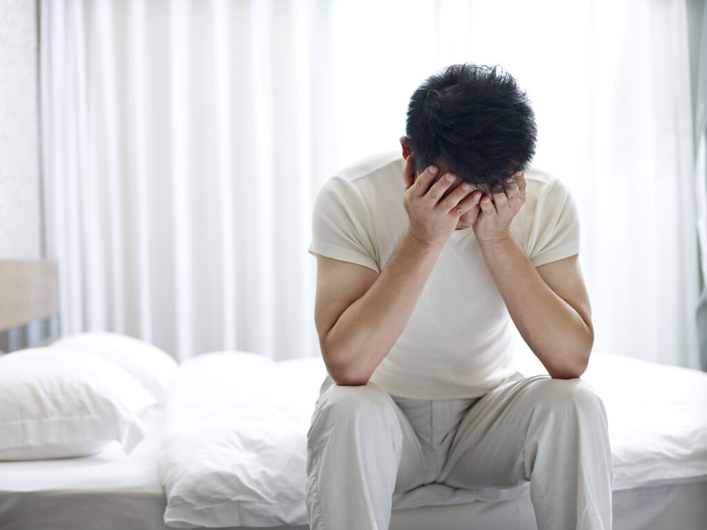 美國一名男子常睡到一半驚醒，起初被診斷為焦慮症，但進一步檢查發現，他其實是罹患癌症。(示意圖/達志影像)