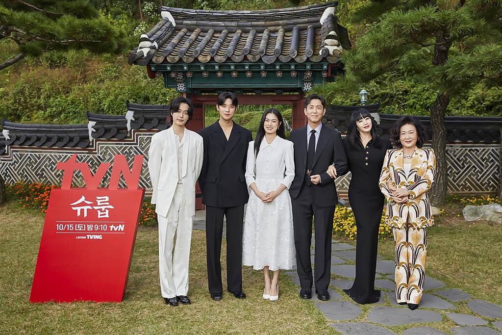 柳善皓（左起）、文相敏、玉子娟、崔元榮、金憓秀、金海淑7日出席《王后傘下》記者會。（Netflix提供）