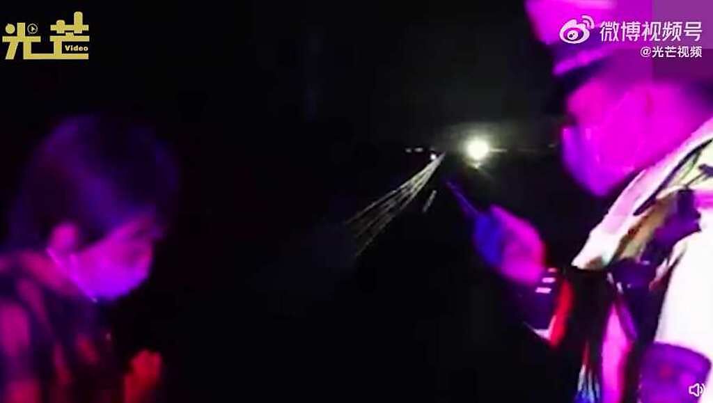 大陸安徽一名警察在高速公路上找到一名提著水桶走在路肩的女子。(翻攝自光芒視頻微博)★不良行為，請勿模仿！中時新聞網關心您。