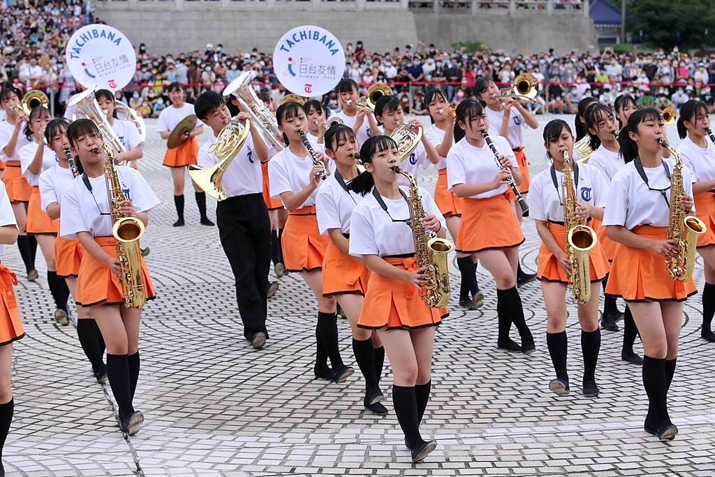 來台參加國慶大會的日本京都橘高等學校吹奏樂部，以獨特的邊走邊跳邊吹奏的演出方式，展現出青春洋溢的氣息。蘇沙號管樂器上套著「日台友情 Always Here」布幔，展現台日之間長久的友誼。（黃世麒攝）
