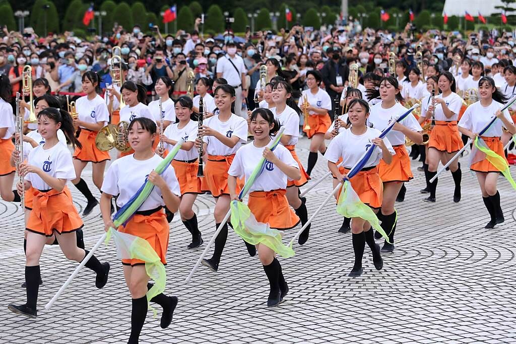 來台參加國慶大會的日本京都橘高等學校吹奏樂部，9日與北一女中樂儀旗隊、台中曉明女中管樂團在台北市自由廣場一同交流演出。（黃世麒攝）
