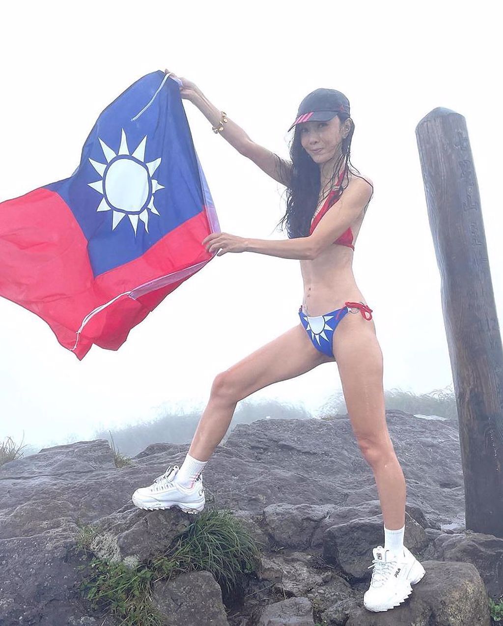 胡文英穿國旗泳裝在山上拍照，不少粉絲都關心她會身體著涼。(圖/胡文英 IG)
