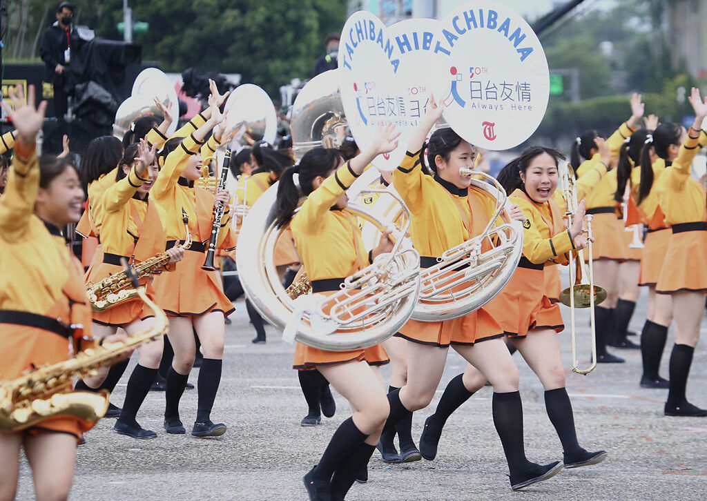 慶祝中華民國111年國慶大會10日在總統府前登場，來自日本京都橘高等學校吹奏部，以活潑的表演方式精彩呈現。（鄧博仁攝）