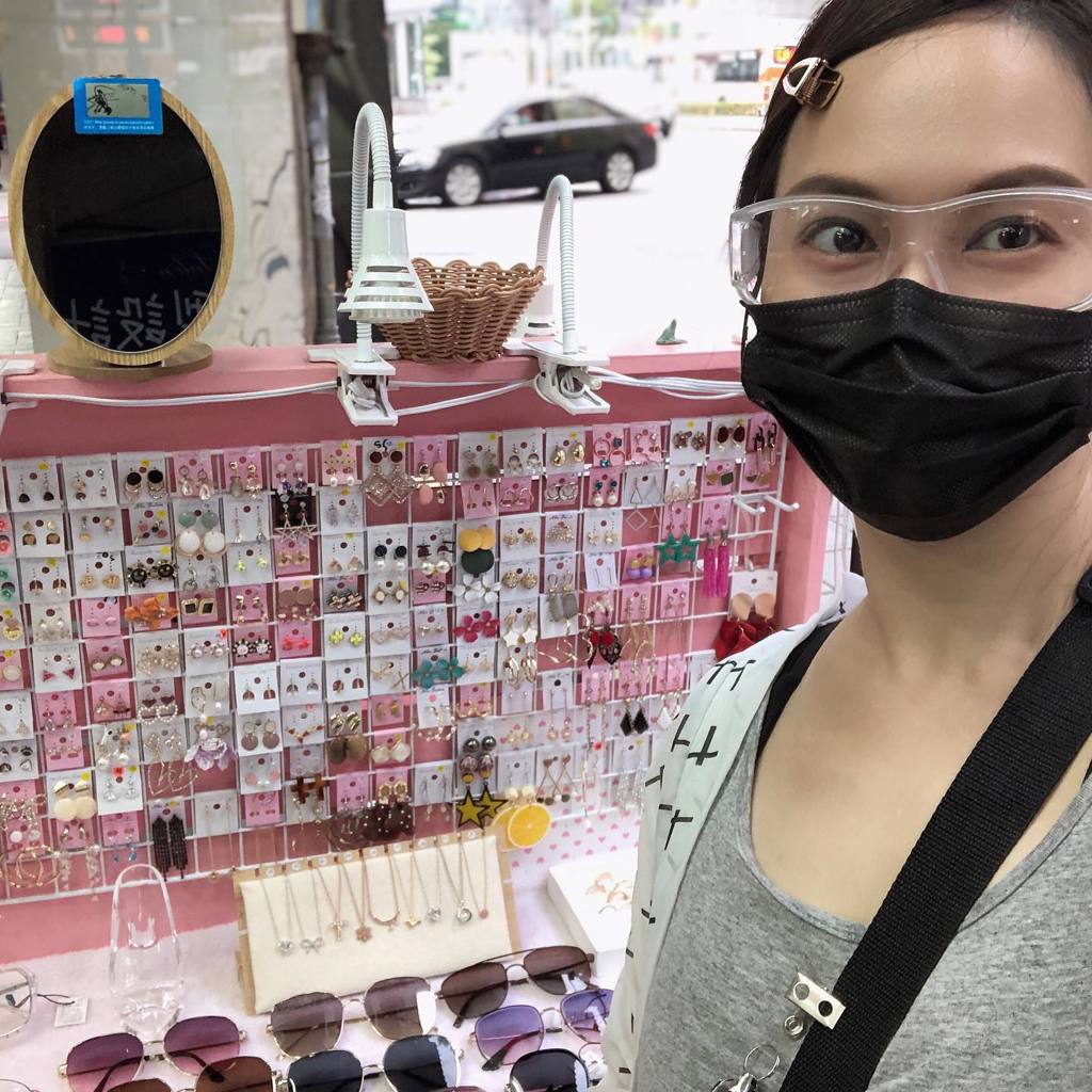 Stacy會在松山捷運門口擺攤。（圖／Stacy臉書）