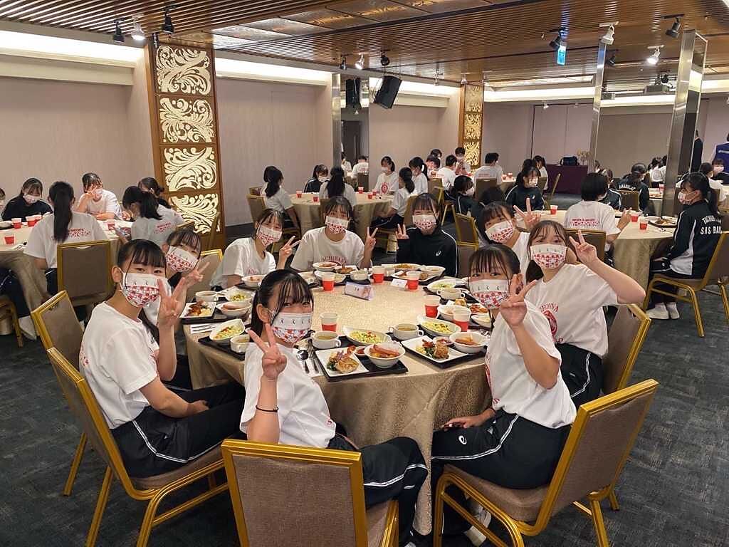 日本京都橘高校吹奏樂部受邀來台表演，中華文總日前發文分享「橘高校特餐」的菜單。（圖／翻攝自中華文化總會臉書）