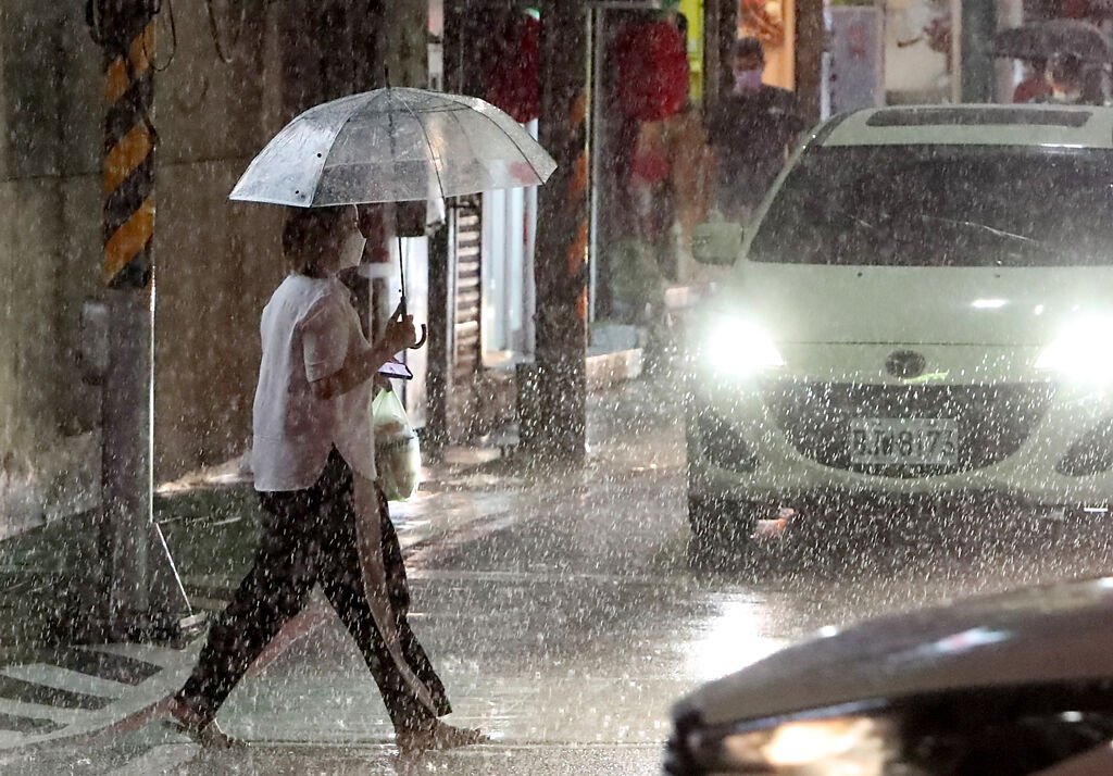 明（14）日台灣持續受東北風影響，基隆北海岸、宜蘭和大台北山區要提防較大雨勢。（圖／擷取自氣象局官網）