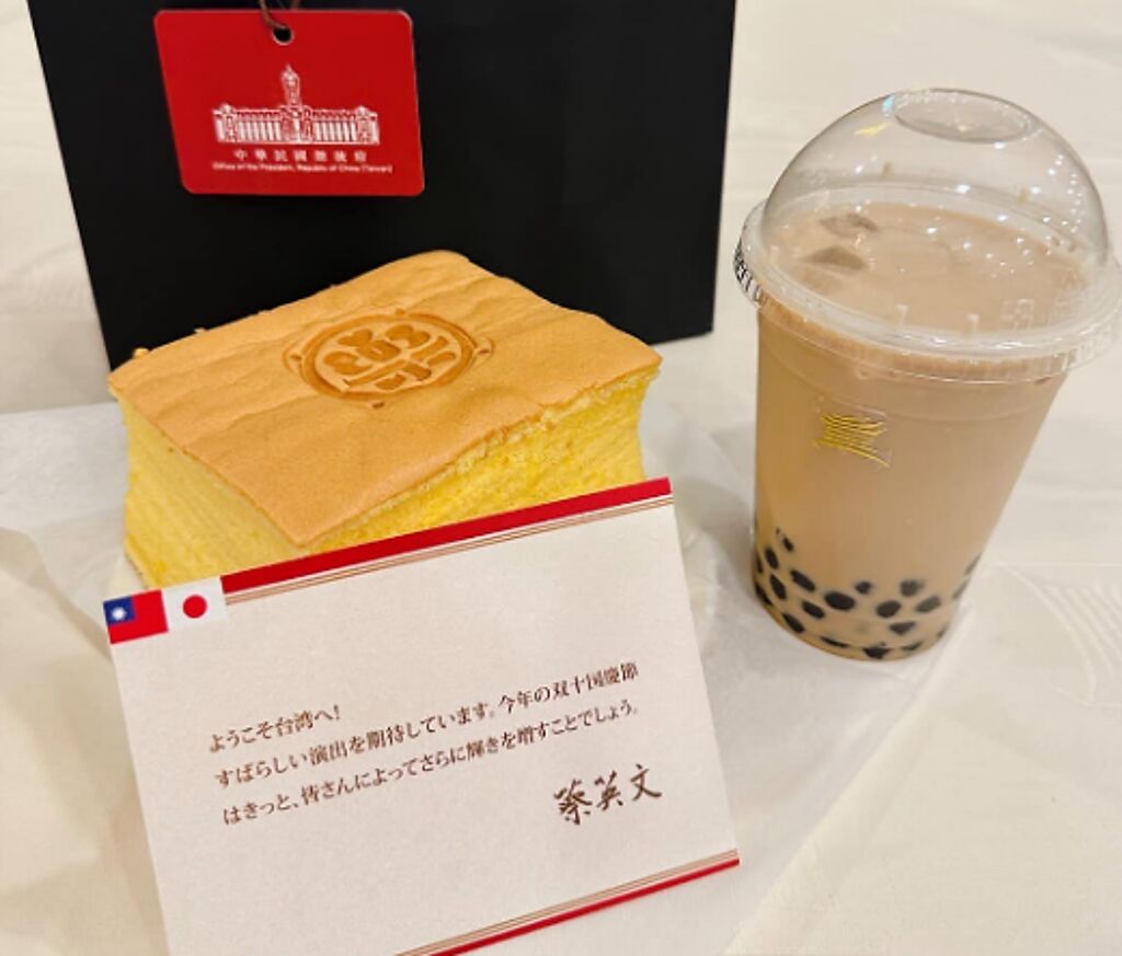 圓山飯店珍奶上桌，成為台灣款待京都橘高校的頂級飲品。（翻攝文化總會臉書）