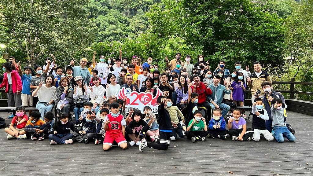 王瞳等12位藝人帶領新竹五峰鄉的桃山國小的小朋友體驗戲劇表演。（民視提供）