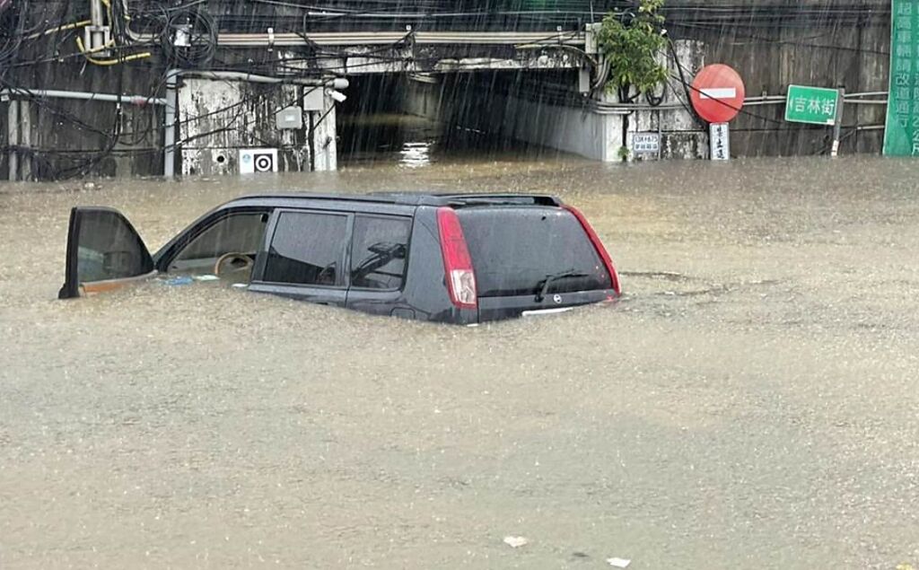 豪大雨導致汐止一帶大淹水，小客車險滅頂。（新北市消防局提供）