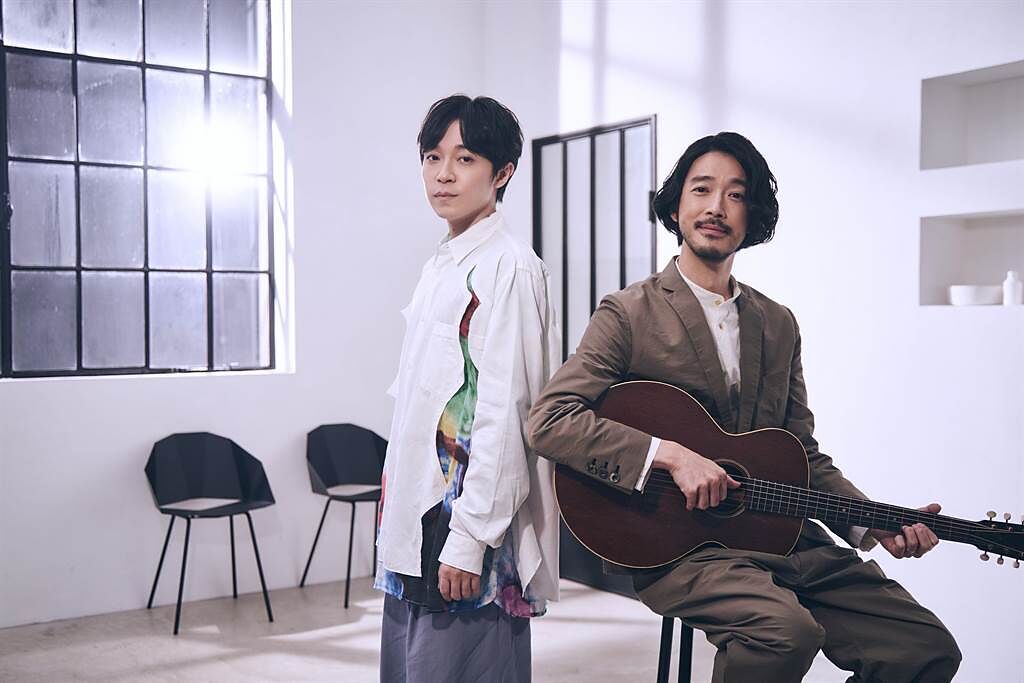 吳青峰(左)與大橋三重唱合拍新歌〈小王子〉MV。（環球音樂提供）
