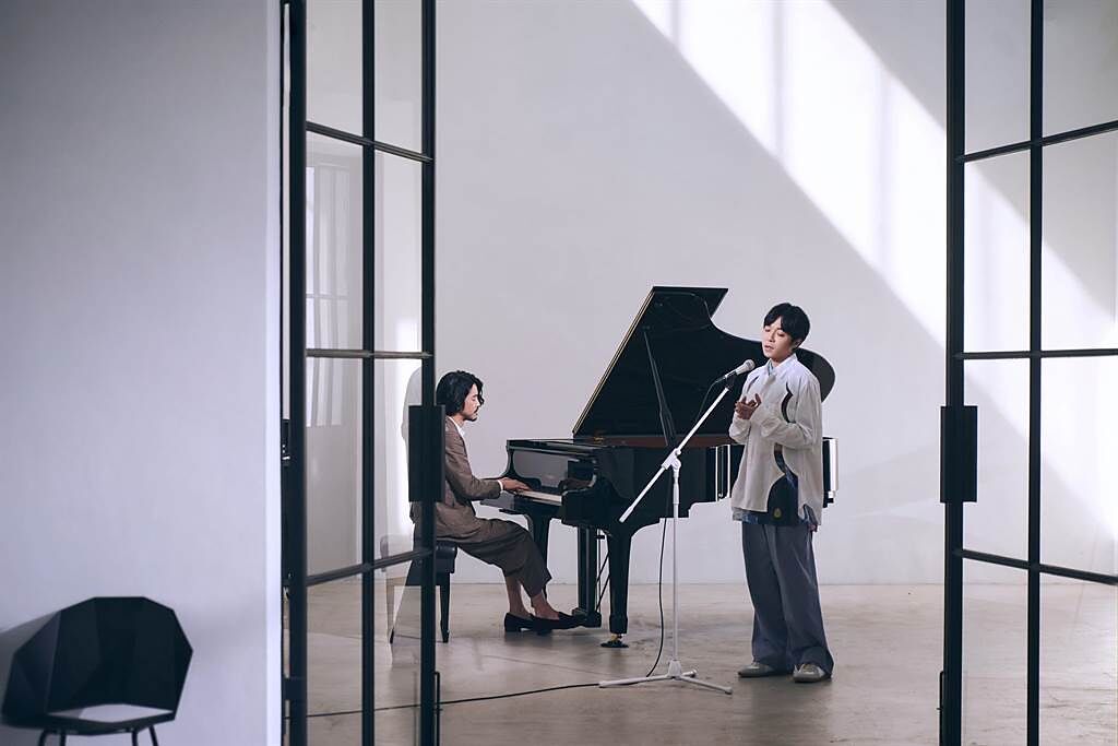 吳青峰與大橋三重唱合拍新歌〈小王子〉MV。（環球音樂提供）
