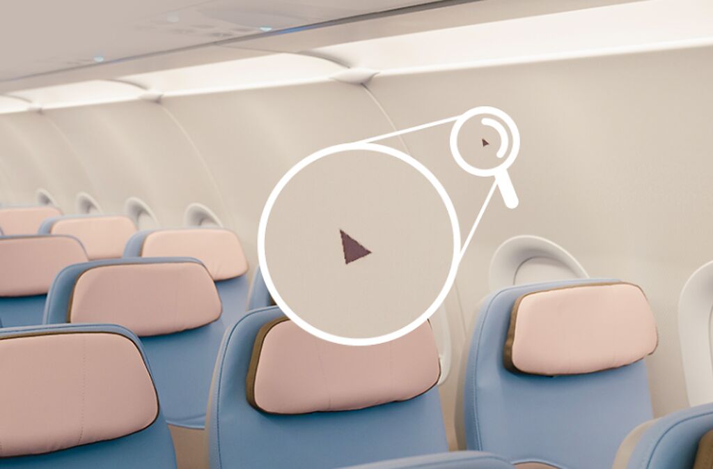 機艙內的神秘三角標誌，有其實質作用。（翻攝華航臉書）
