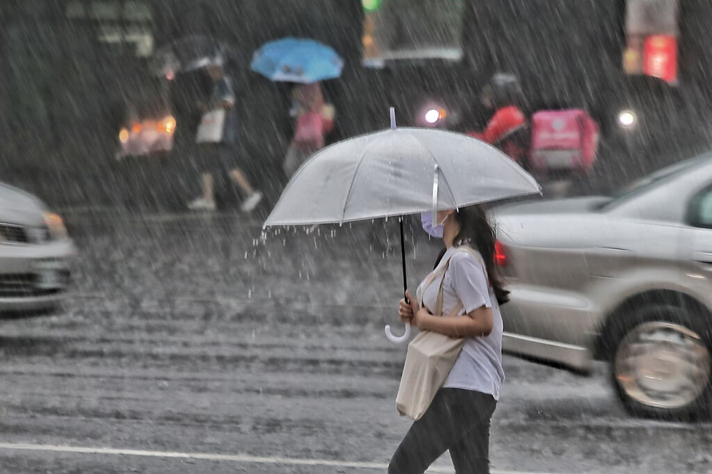 氣象局下午發布7縣市豪大雨特報，北部、東北部有較大雨勢。（示意圖／杜宜諳攝）