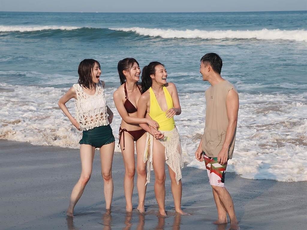 周宇柔（左起）、謝京穎、顏曉筠、曾子益到海邊拍攝預告片頭，抓住夏天的尾巴。（民視提供）