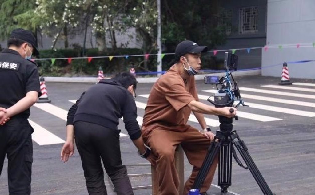 楊昕達於現場投入影片拍攝工作 。(圖／旺旺中時文化傳媒(北京)有限公司提供)