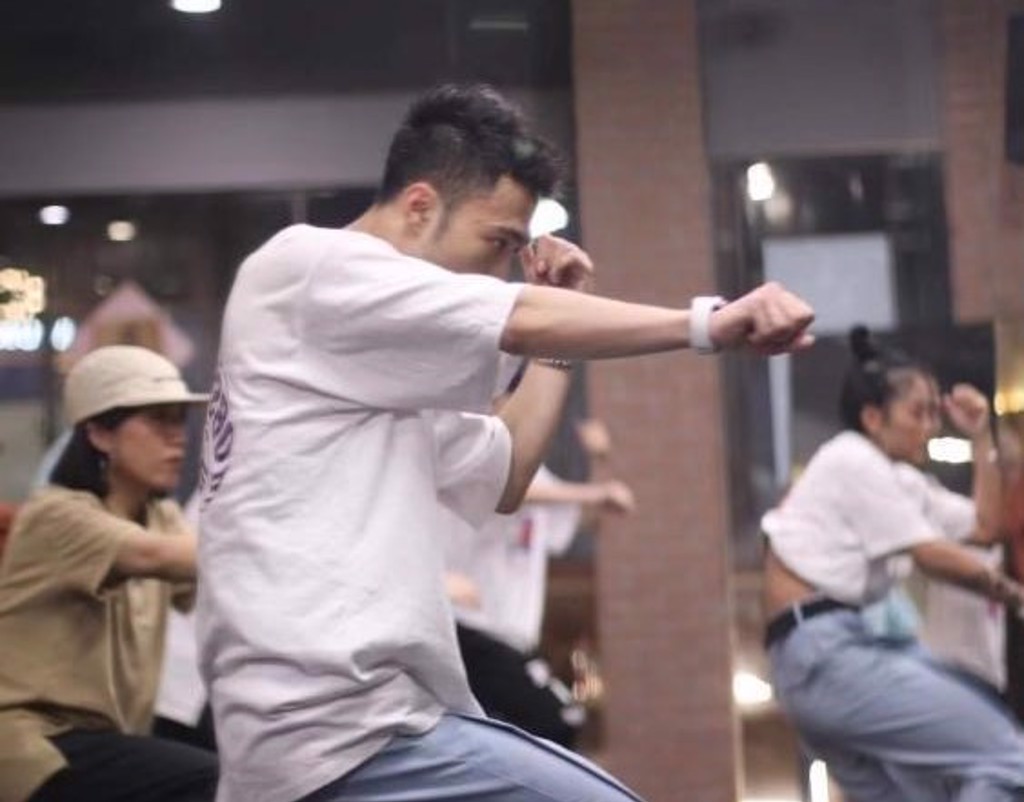 楊昕達於練舞室教導舞蹈。(圖／旺旺中時文化傳媒(北京)有限公司提供)。