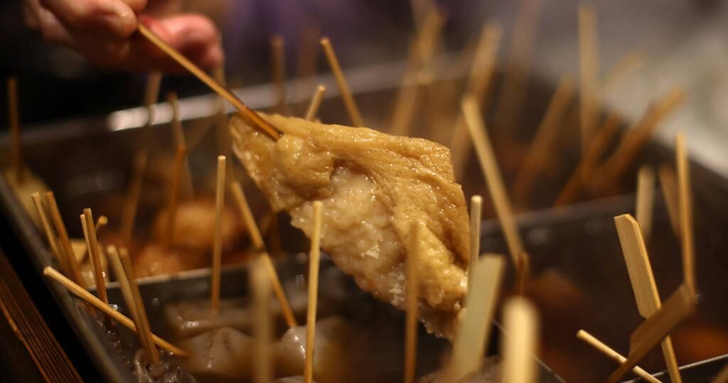 台南一家日式餐廳收到顧客負評，沒想到竟是顧客看了「湯可自取」後，盛了湯料被收費，認為是店家標示不清的錯。（示意圖／達志／美聯社）