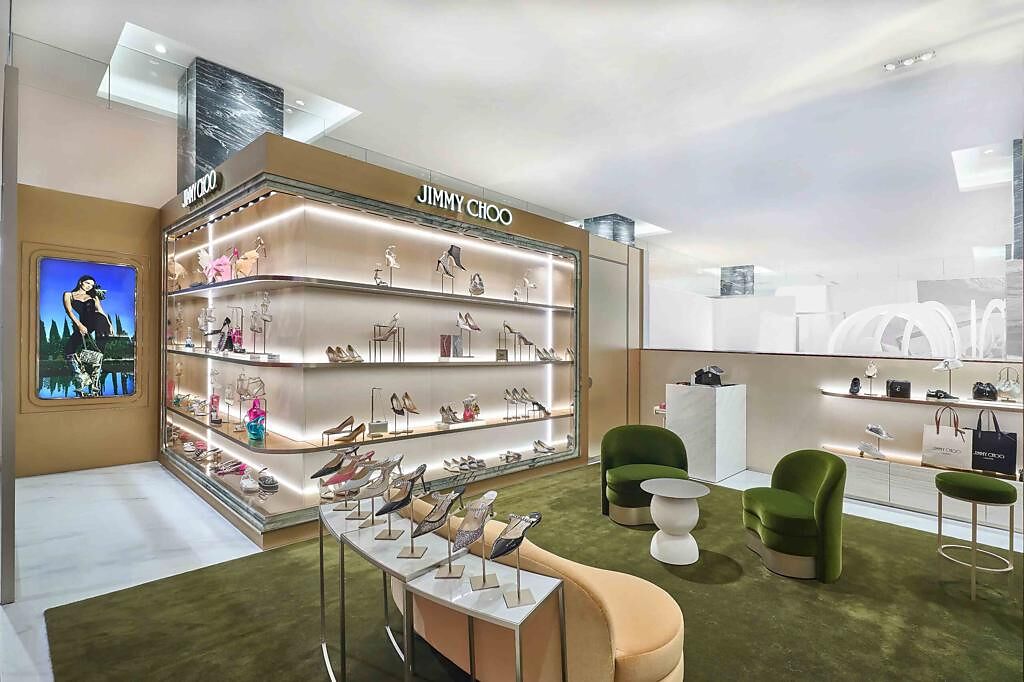 JIMMY CHOO 高雄漢神巨蛋店，以綠色地毯營造舒適購物空間。（JIMMY CHOO提供）