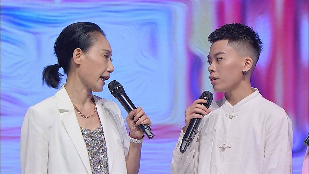 郭春美（左）、孫凱琳母女在《我愛冰冰Show》中演唱〈身騎白馬〉。（中視提供）