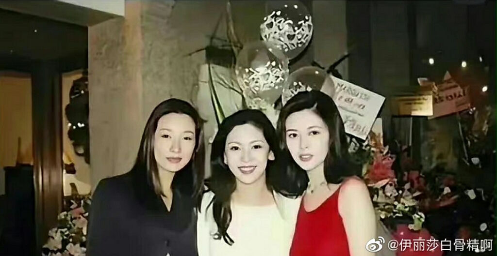 關之琳（圖右）與王小鳳（圖左）、向太（圖中）年輕時的合照在網上瘋傳。（圖／摘自微博）