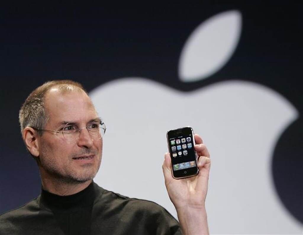 賈伯斯發布的初代全新未拆封iPhone近日在拍賣會上以天價成交。（圖／美聯社）