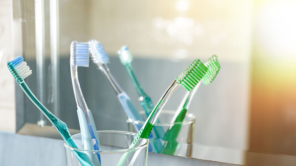 牙醫師黃文龍表示，牙刷千萬別用到刷毛炸開才換，因為牙刷用久容易孳生細菌，即便牙刷外觀很乾淨，最好是3個月就要換新。（圖／示意圖，達志影像）