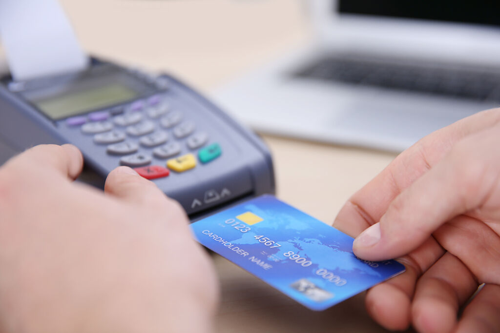 一名網友發文抱怨，自己因為沒簽信用卡背面的簽名欄，被店員拒絕使用信用卡交易。（示意圖／shutterstock）