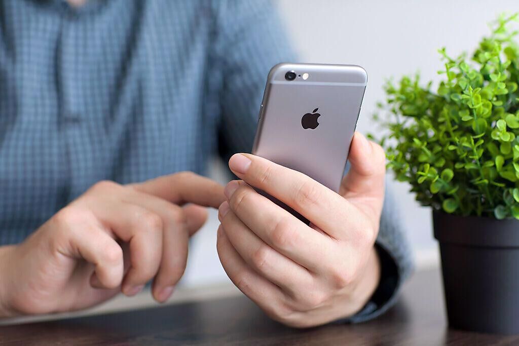 愈常分心看手機，愈可能增加情緒失控的風險。(示意圖/ Shutterstock )