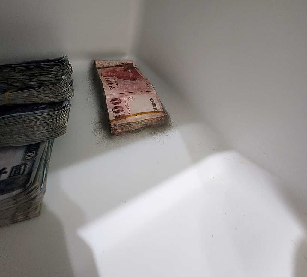 網友打開冰箱後發現，百元紙鈔的周邊居然發霉了，周邊出現許多「小黑毛」。（圖／翻攝自爆廢公社公開版）