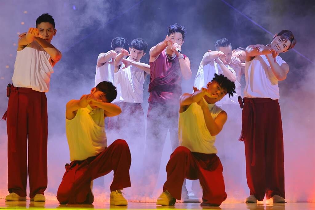 周興哲今晚在台北小巨蛋舉辦首場「Odyssey旅程」演唱會，賣力唱跳。（星空飛騰提供）