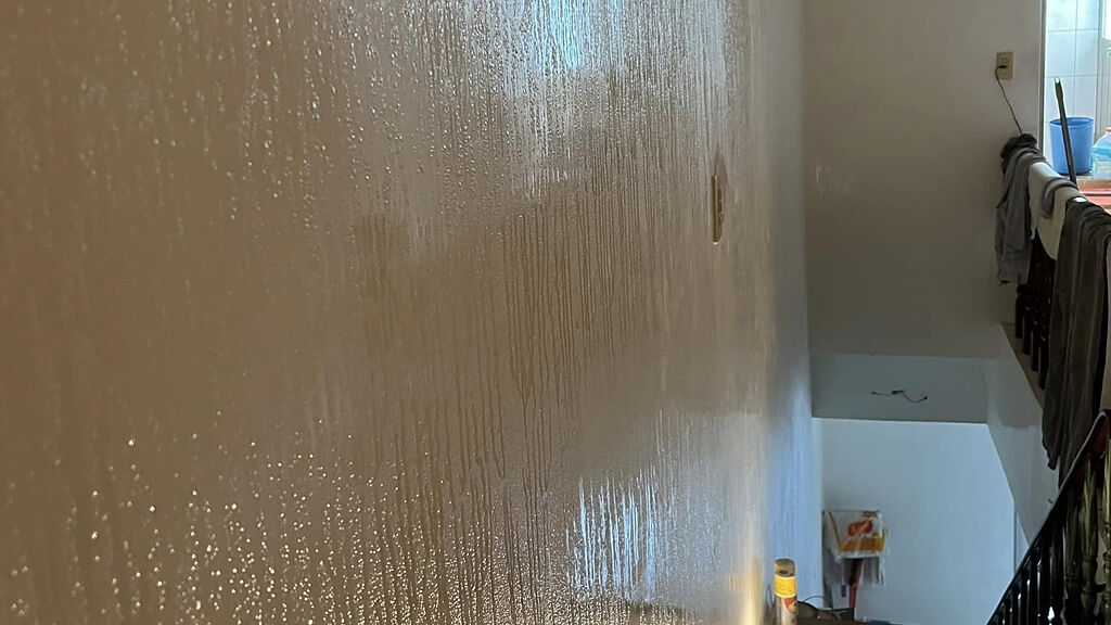一名家住宜蘭的簡先生表示，昨日傍晚下豪雨後，家裡出現返潮狀況，導致整個牆面、天花板都是水氣。（圖／翻攝自爆怨2公社）