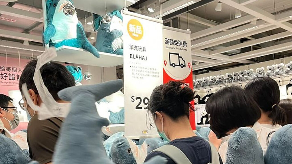 網友們表示鯊魚玩偶是IKEA最實用的商品。（圖／翻攝自鯊魚俱樂部）