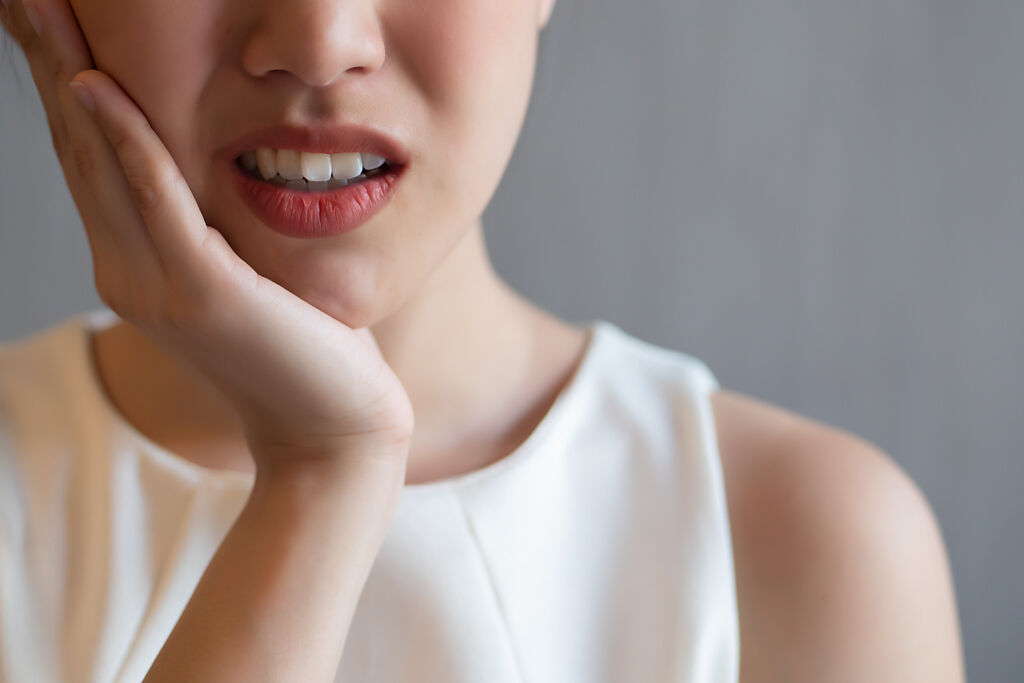 牙醫師表示，若夜間會磨牙者，早上起來覺得臉部和頸部疼痛。(示意圖/ Shutterstock )