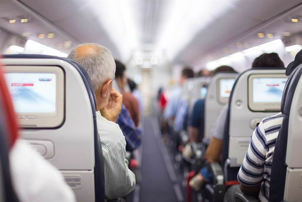 阿聯酋航空一名女空服員近日分享，在飛機上千萬不要赤腳走路，尤其是進入廁所時。(示意圖/達志影像)