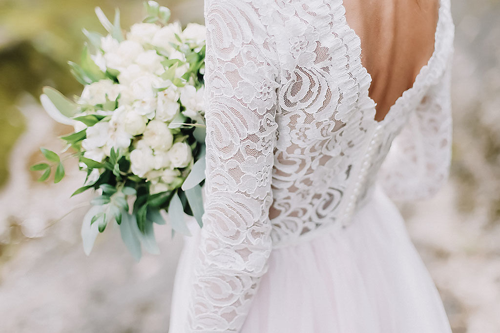 一名網友表示自己在婚禮時穿著白色小禮服搭配蕾絲配飾，結果引發閨密不滿。（示意圖／達志影像）